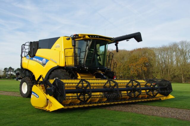 New Holland CR7.90