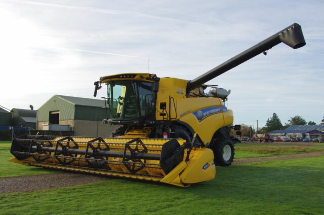 New Holland CR7.90