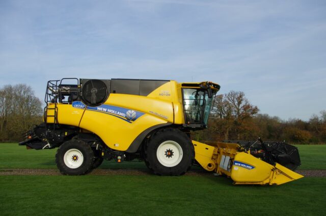 New Holland CR7.90