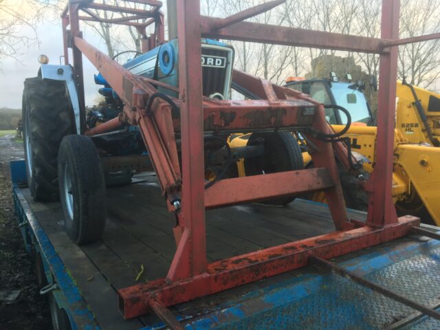 Ford 7000 c/w farmhand power loader