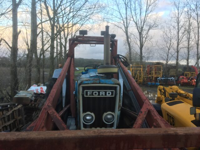 Ford 7000 c/w farmhand power loader