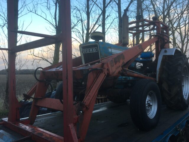 Ford 7000 c/w farmhand power loader