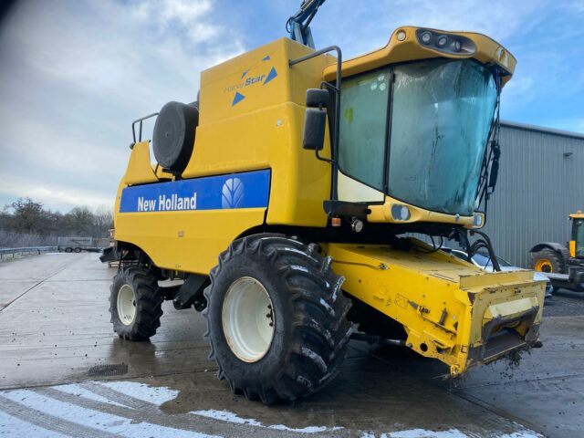 NEW HOLLAND CSX 7060 COMBINE HARVESTER