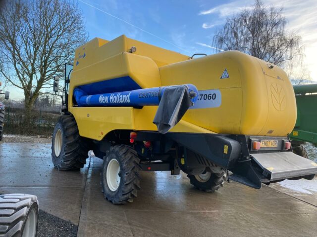 NEW HOLLAND CSX 7060 COMBINE HARVESTER