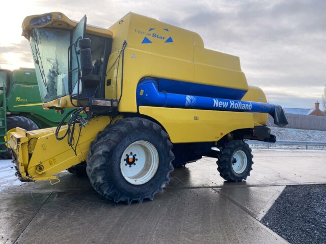 NEW HOLLAND CSX 7060 COMBINE HARVESTER