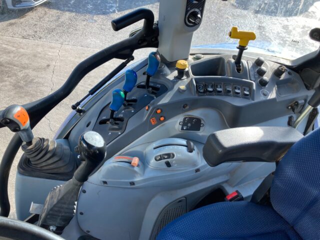 New Holland T5.120 Electro Command  & QUICKE Q3 FRONT