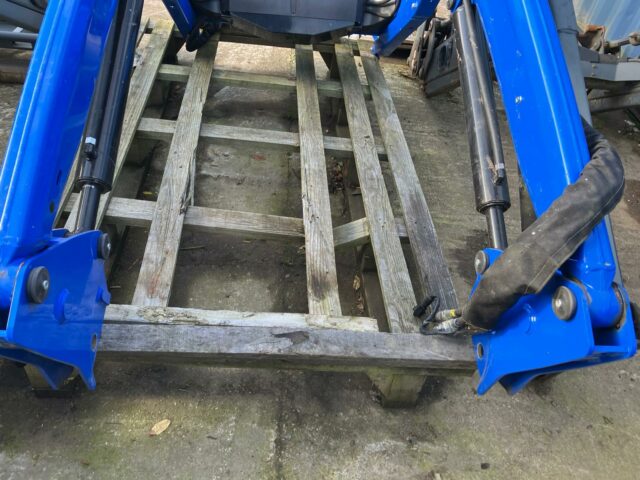 QUICKE Q4 FRONT LOADER