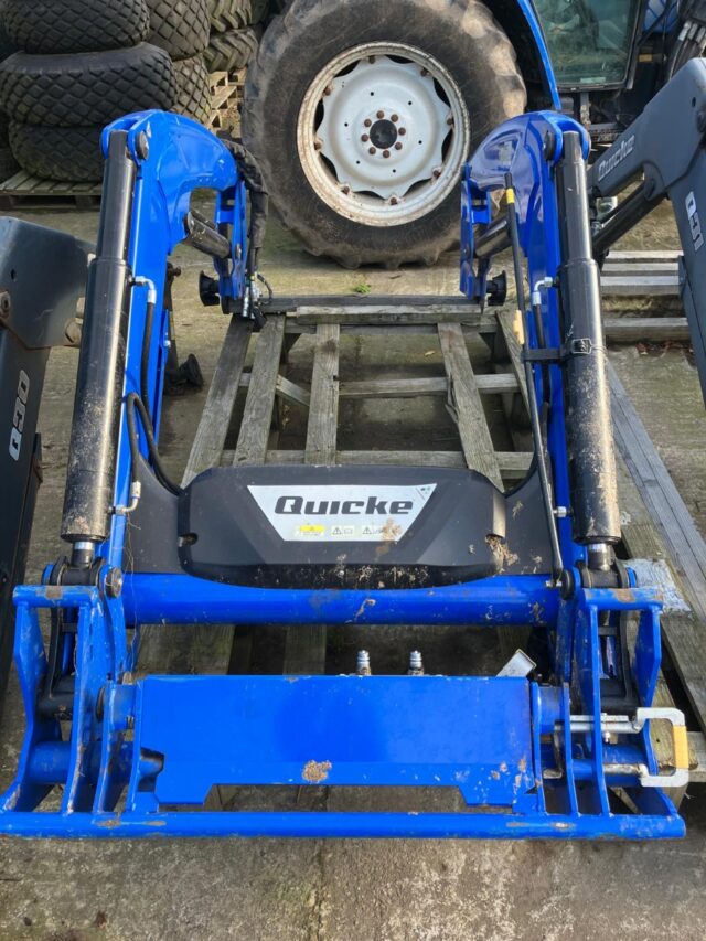 QUICKE Q4 FRONT LOADER