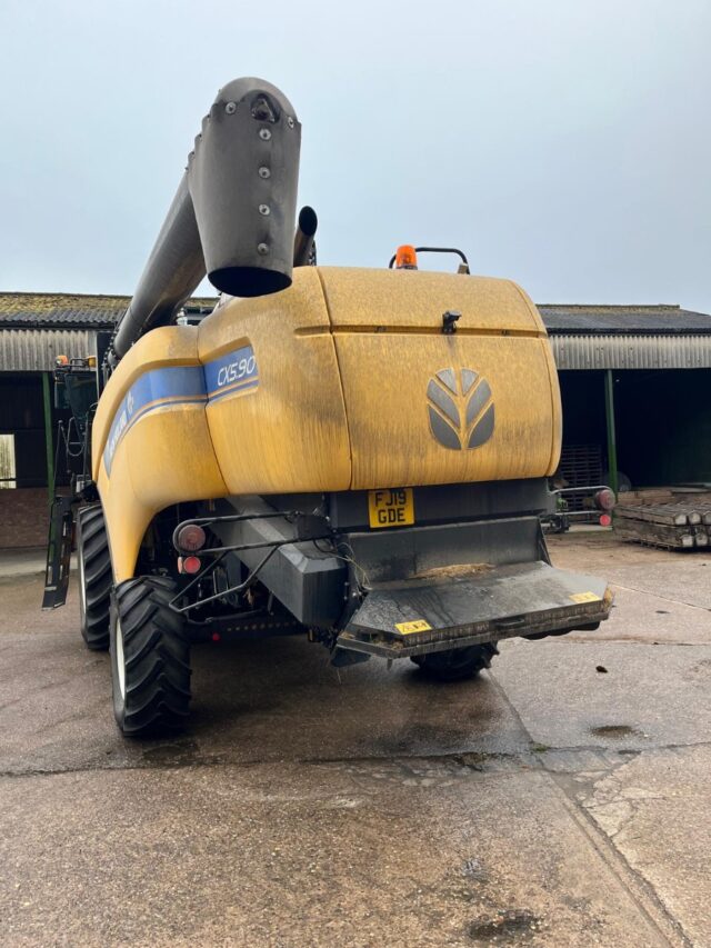 New Holland CX5.90 & 20Ft Varifeed Header