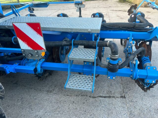 LEMKEN AZURIT 8 ROW MAIZE DRILL