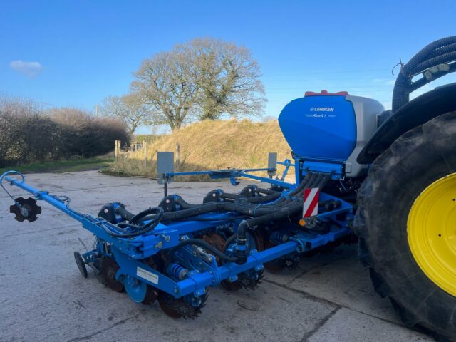 LEMKEN AZURIT 8 ROW MAIZE DRILL