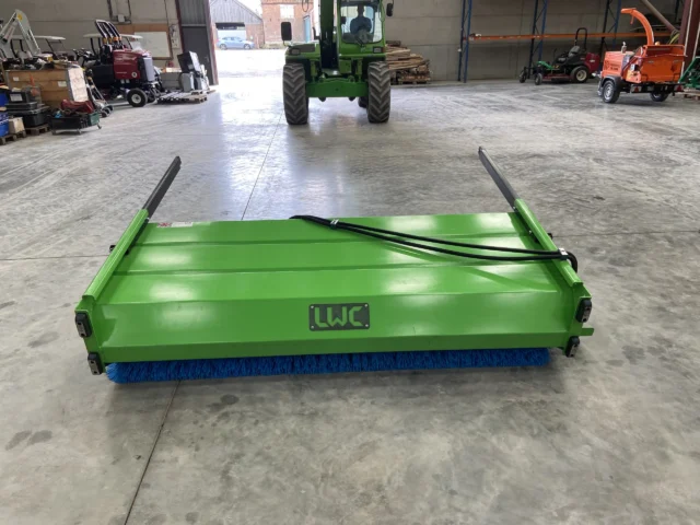 LWC 8FT Bucket Brush