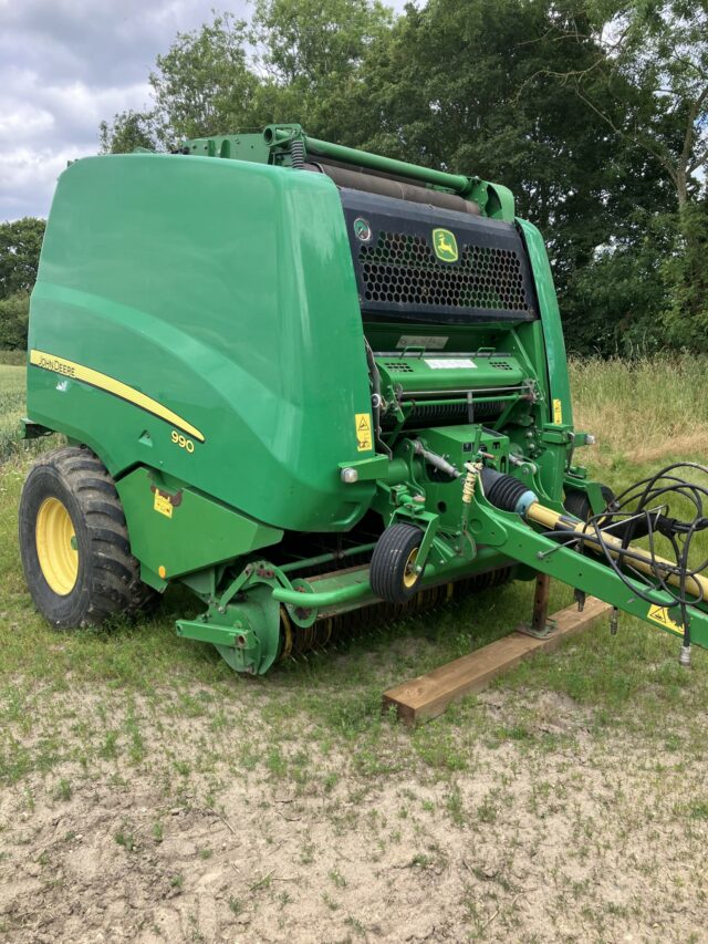 John Deere 990 Baler