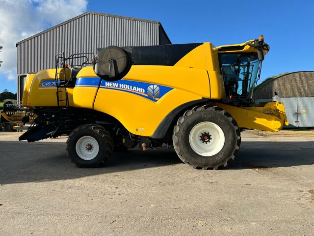 New Holland CX8.70 with 25ft Varifeed