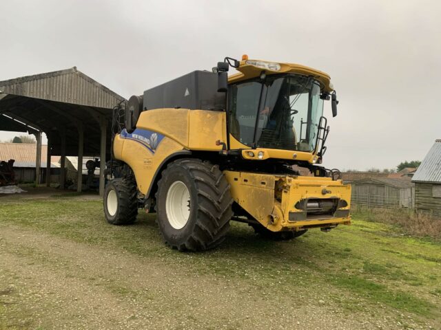 USED New Holland CR8080 Combine Harvester For Sale