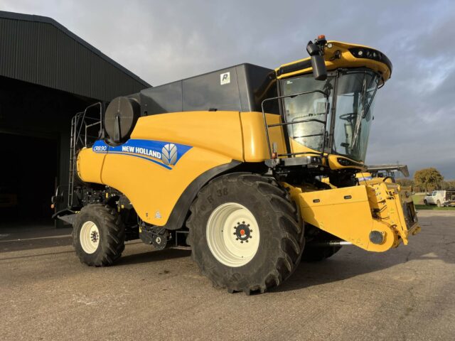 USED New Holland CR8.90 Combine Harvester For Sale