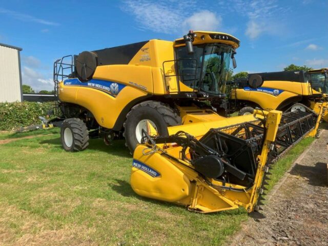 USED New Holland CR8.90 Combine Harvester For Sale