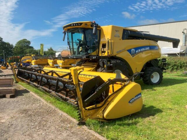 USED New Holland CR8.90 Combine Harvester For Sale