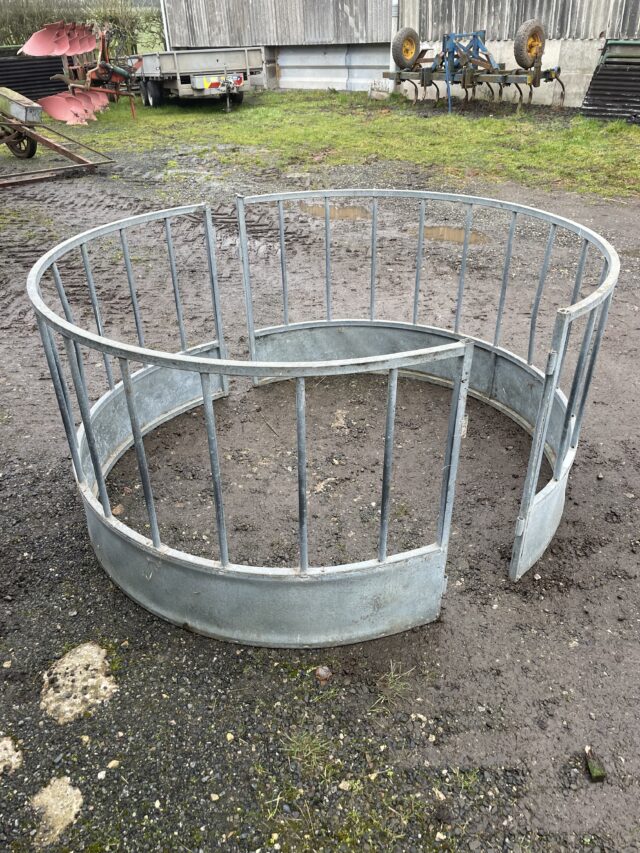 Sheep ring feeder