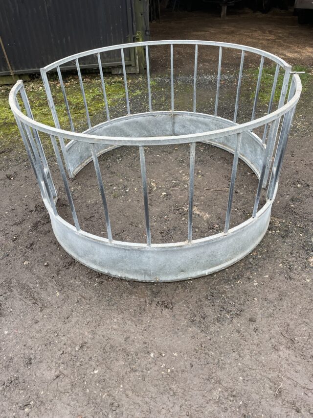 Sheep ring feeder