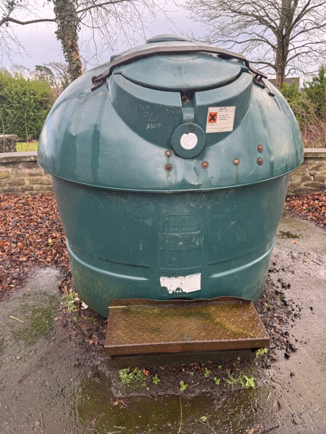 Binders fuel tank with hand pump