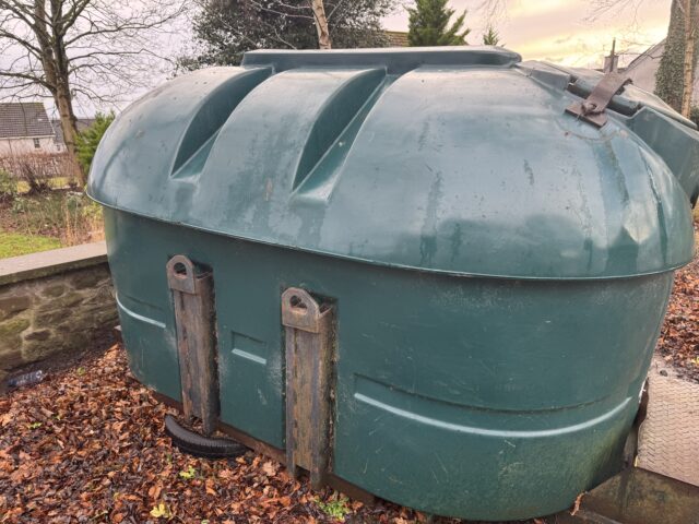 Binders fuel tank with hand pump