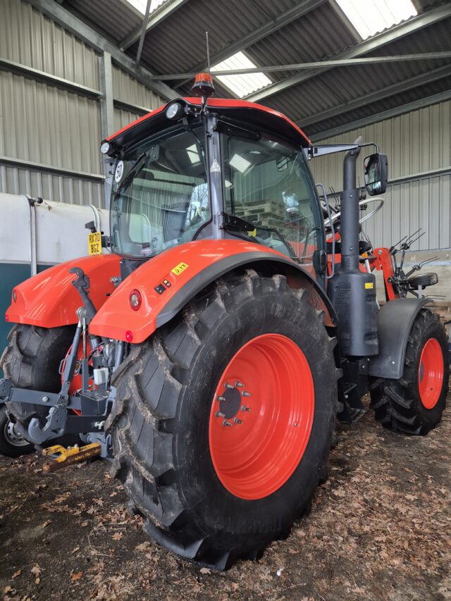 Kubota M7153