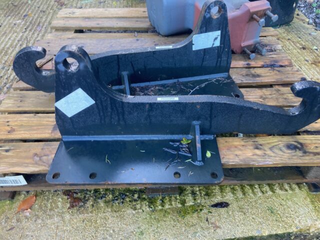 BM000044 NEW JCB BOLT ON Q FIT BRACKETS