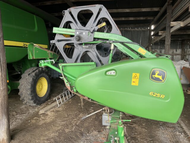 John Deere C670i Combine