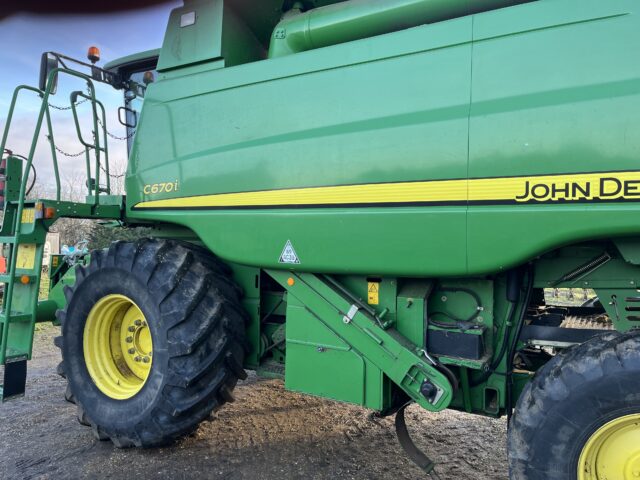 John Deere C670i Combine