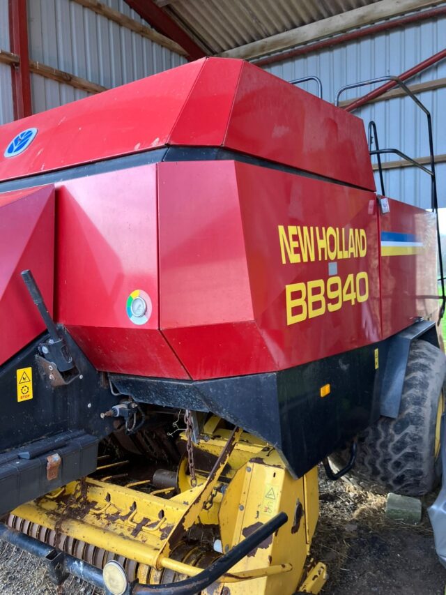 NEW HOLLAND BB940 BALER