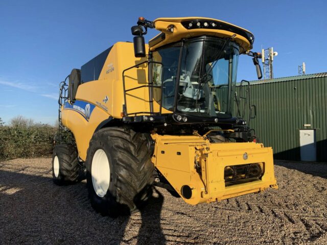 USED New Holland CR8.90 Combine Harvester For Sale